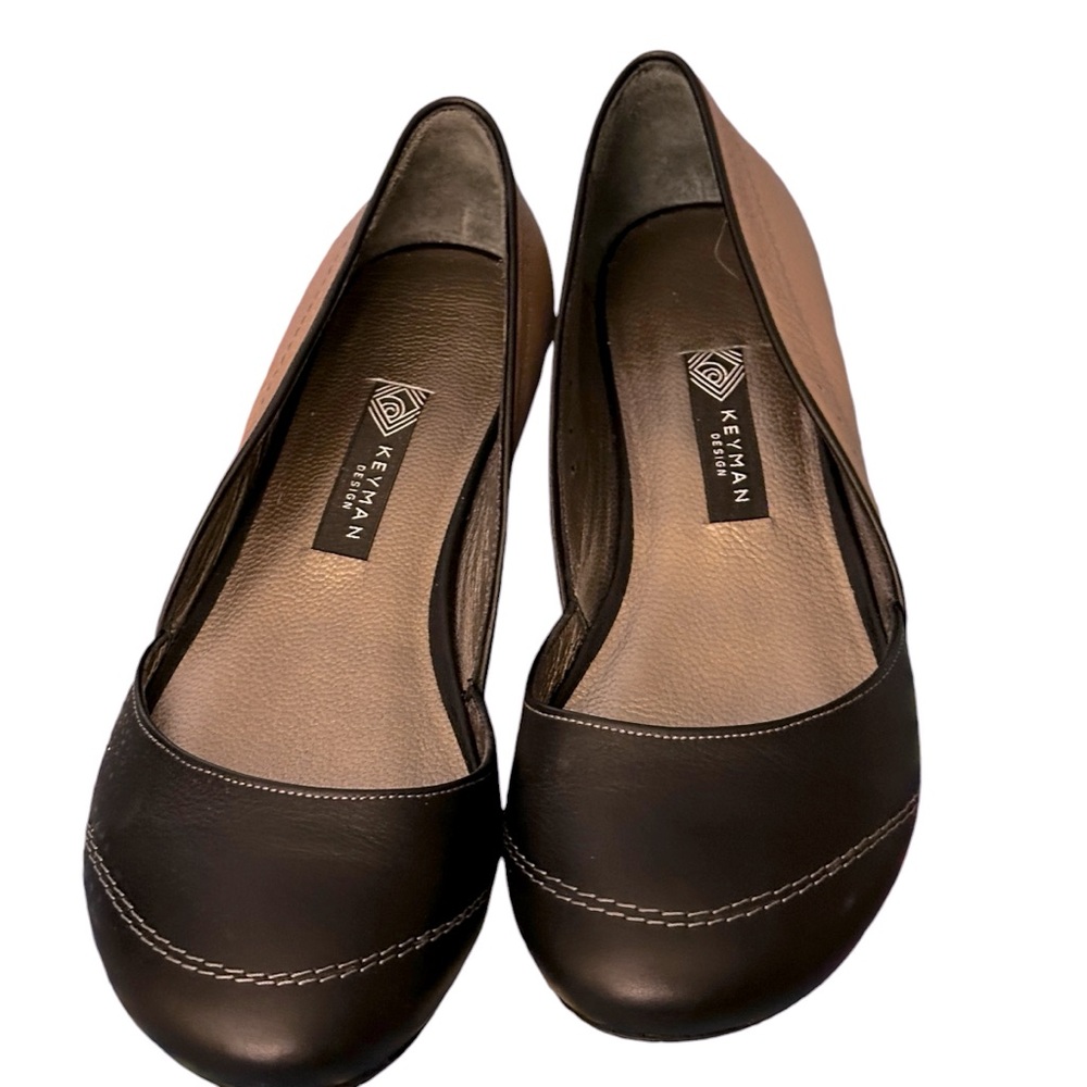 Keyman Design slipon shoes in black & beige. Exquisite contrast stitching SZ 7.5
